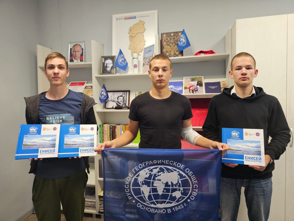 РЕКА И ЛЮДИ: АЛЬБОМЫ ПРОЕКТА ПЕРЕДАНЫ В ДЕТСКИЙ ДОМ  