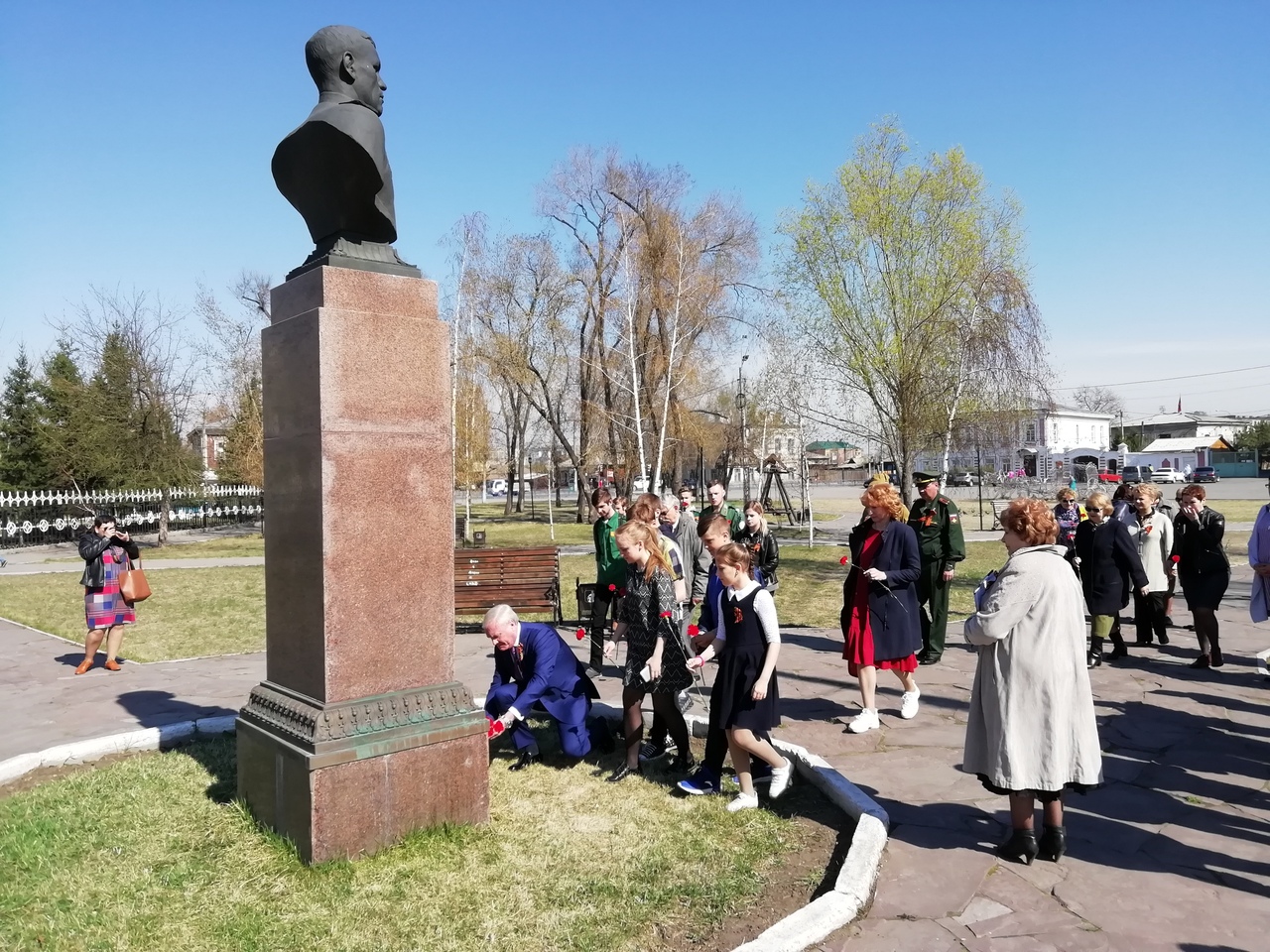 В Минусинске жители возлагают цветы к мемориалам Победы