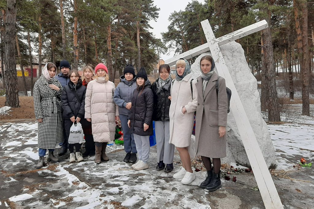 СУББОТНИК У ПАМЯТНОГО ЗНАКА