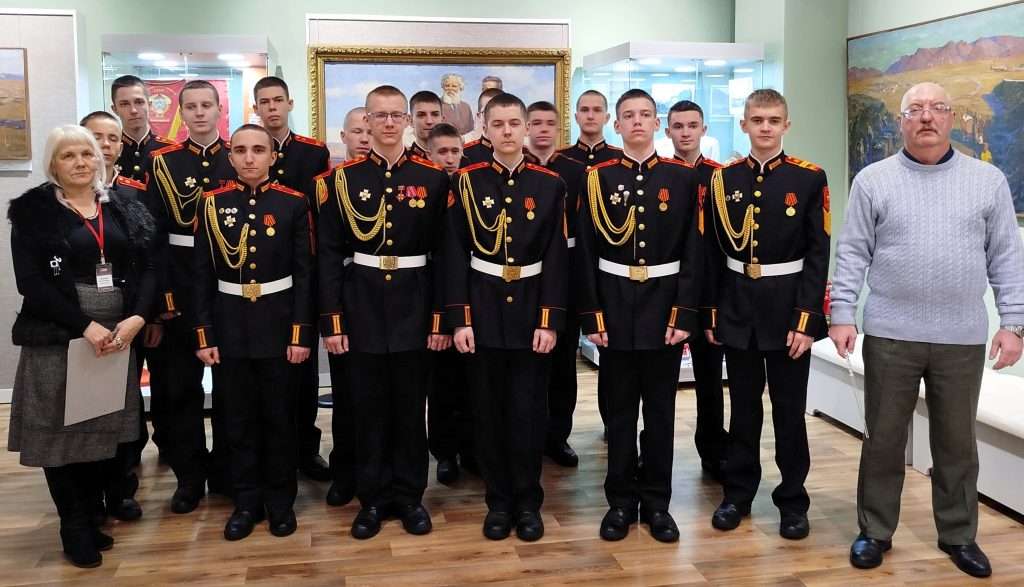 КАДЕТЫ ПОСЕТИЛИ ВЫСТАВКУ «СИМВОЛЫ И СМЫСЛЫ СОВЕТСКОЙ ЭПОХИ»